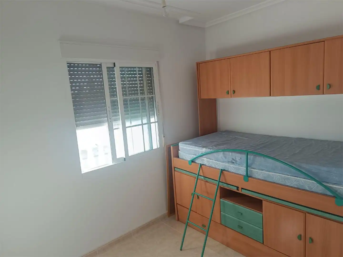 Casa adosada en venta en Calle Cuatro Pueblonu, 8, Pueblonuevo de Miramontes Habitación de Casa adosada en venta en Pueblonuevo de Miramontes con Terraza, Trastero y Amueblado