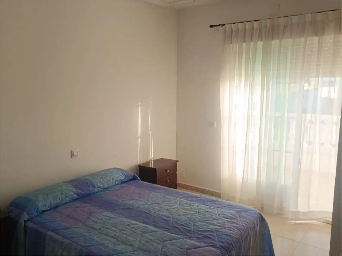 Casa adosada en venta en Calle Cuatro Pueblonu, 8, Pueblonuevo de Miramontes Habitación de Casa adosada en venta en Pueblonuevo de Miramontes con Terraza, Trastero y Amueblado