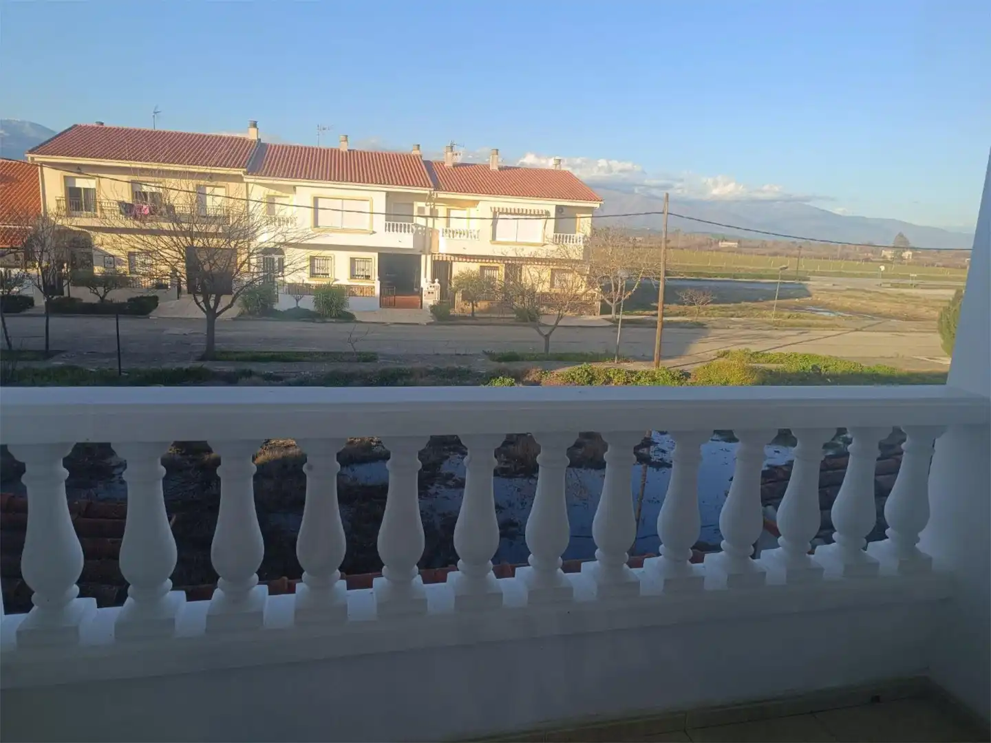 Casa adosada en venta en Calle Cuatro Pueblonu, 8, Pueblonuevo de Miramontes Vista exterior de Casa adosada en venta en Pueblonuevo de Miramontes con Terraza, Trastero y Amueblado