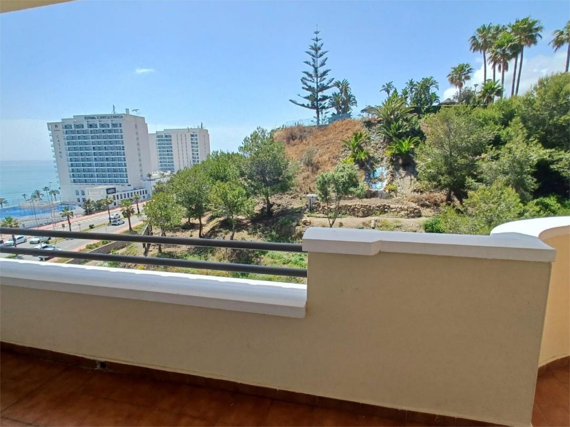 Vista exterior de Pis en venda en Benalmádena amb Aire condicionat, Terrassa i Piscina
