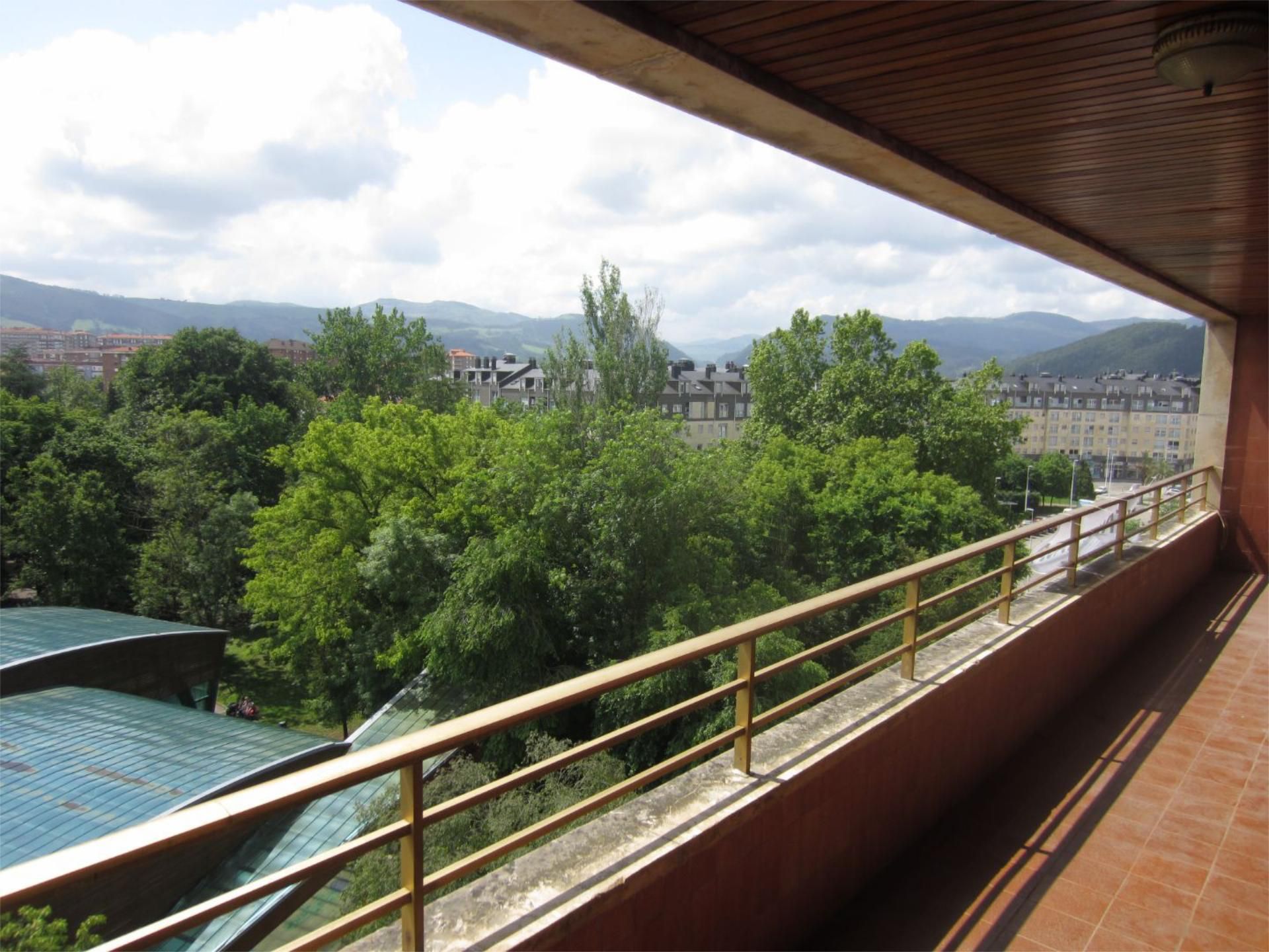 Terrassa de Pis en venda en Torrelavega  amb Calefacció, Jardí privat i Parquet