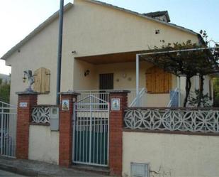 Vista exterior de Casa adosada en venda en Massanes amb Calefacció, Jardí privat i Terrassa