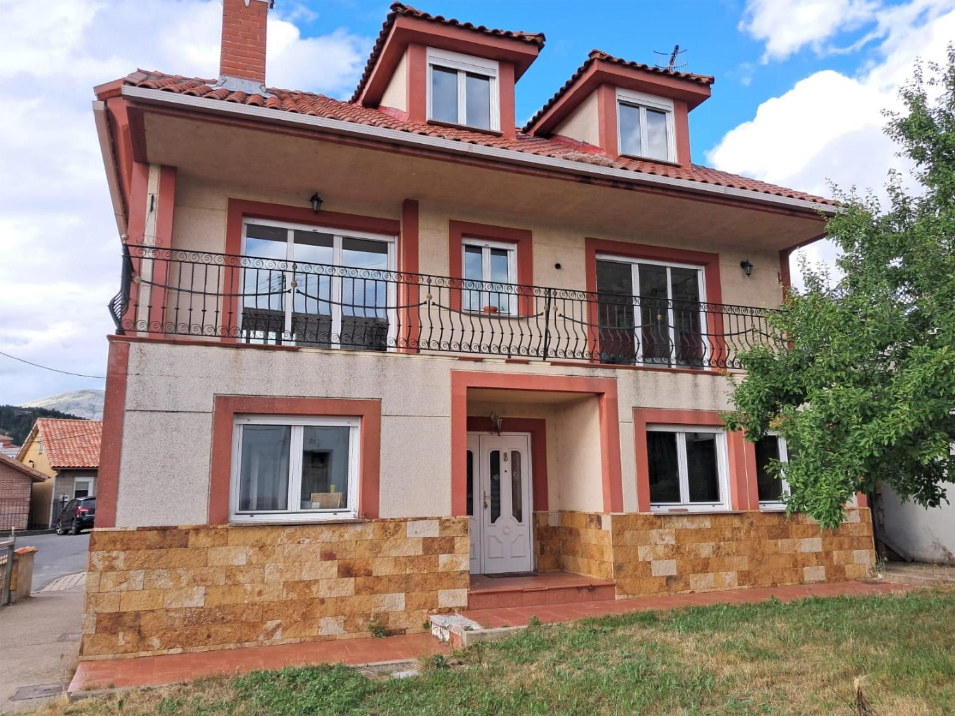 Vista exterior de Casa o xalet en venda en Guardo amb Balcó