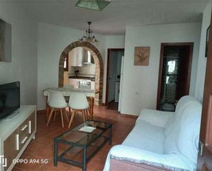 Sala d'estar de Apartament de lloguer en Zahara de los Atunes amb Jardí privat, Terrassa i Moblat