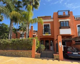 Vista exterior de Casa o xalet de lloguer en Marbella amb Aire condicionat, Terrassa i Piscina