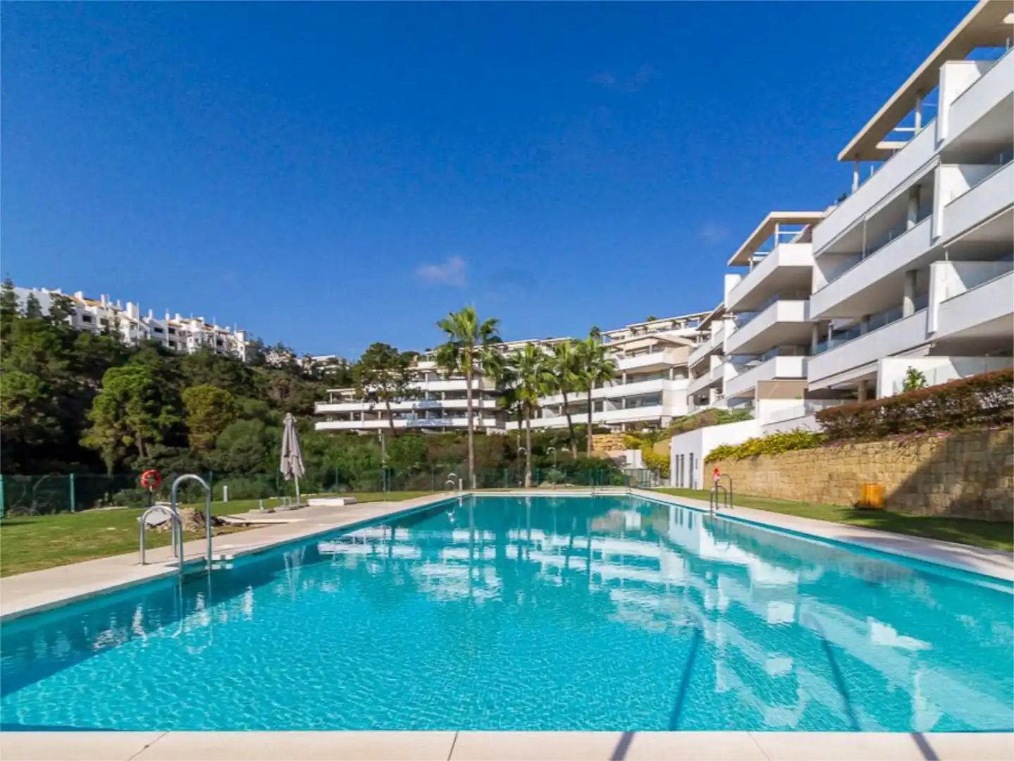 Außenansicht von Wohnung zum Verkauf in Benahavís mit Klimaanlage, Heizung und Privatgarten