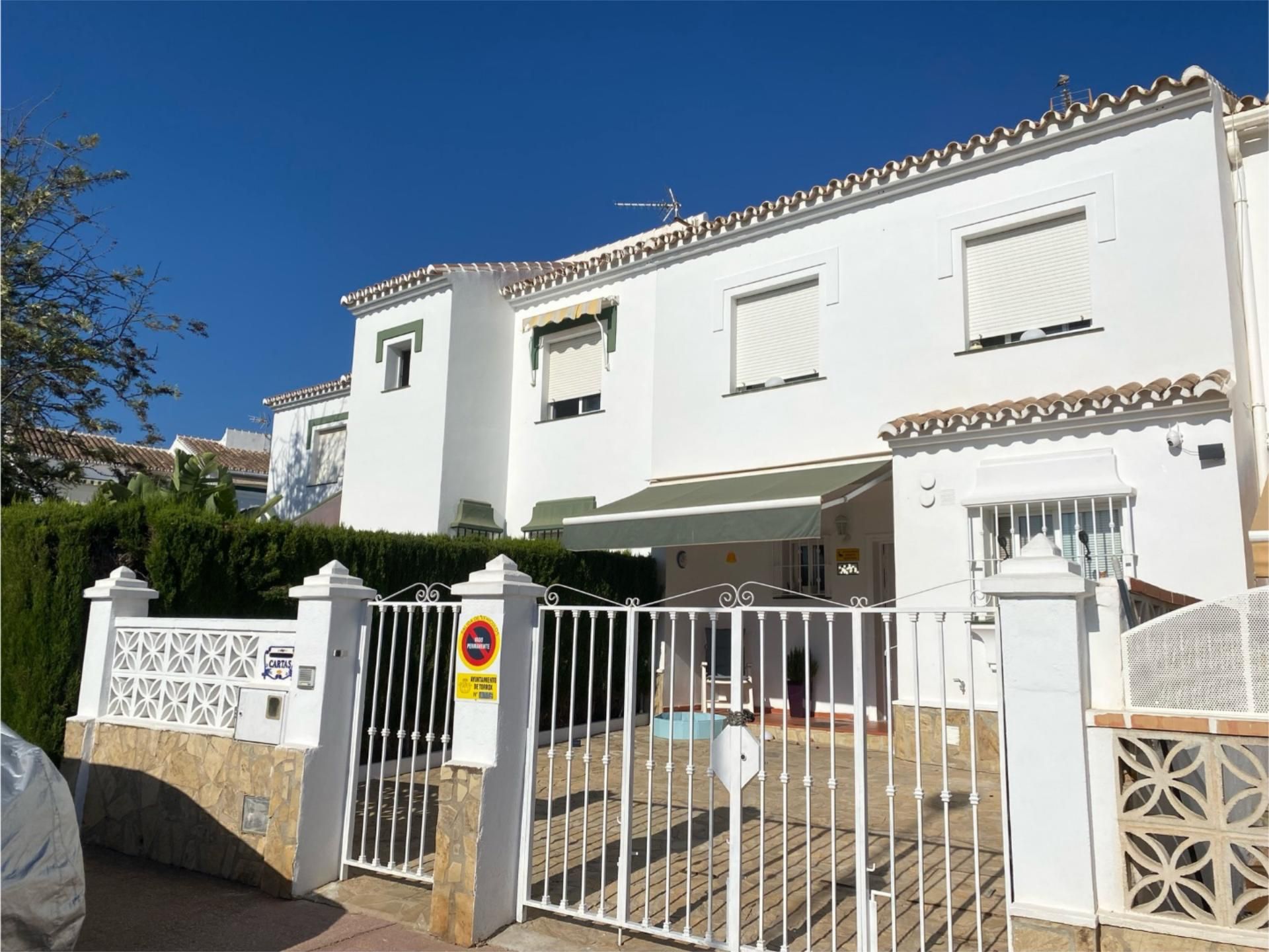 Vista exterior de Casa adosada en venda en Torrox