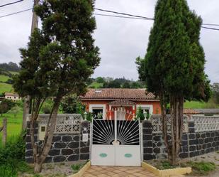 Vista exterior de Casa o xalet de lloguer en Gijón  amb Calefacció, Jardí privat i Parquet