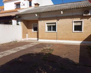 Vista exterior de Casa o xalet en venda en Pilas amb Aire condicionat, Jardí privat i Terrassa