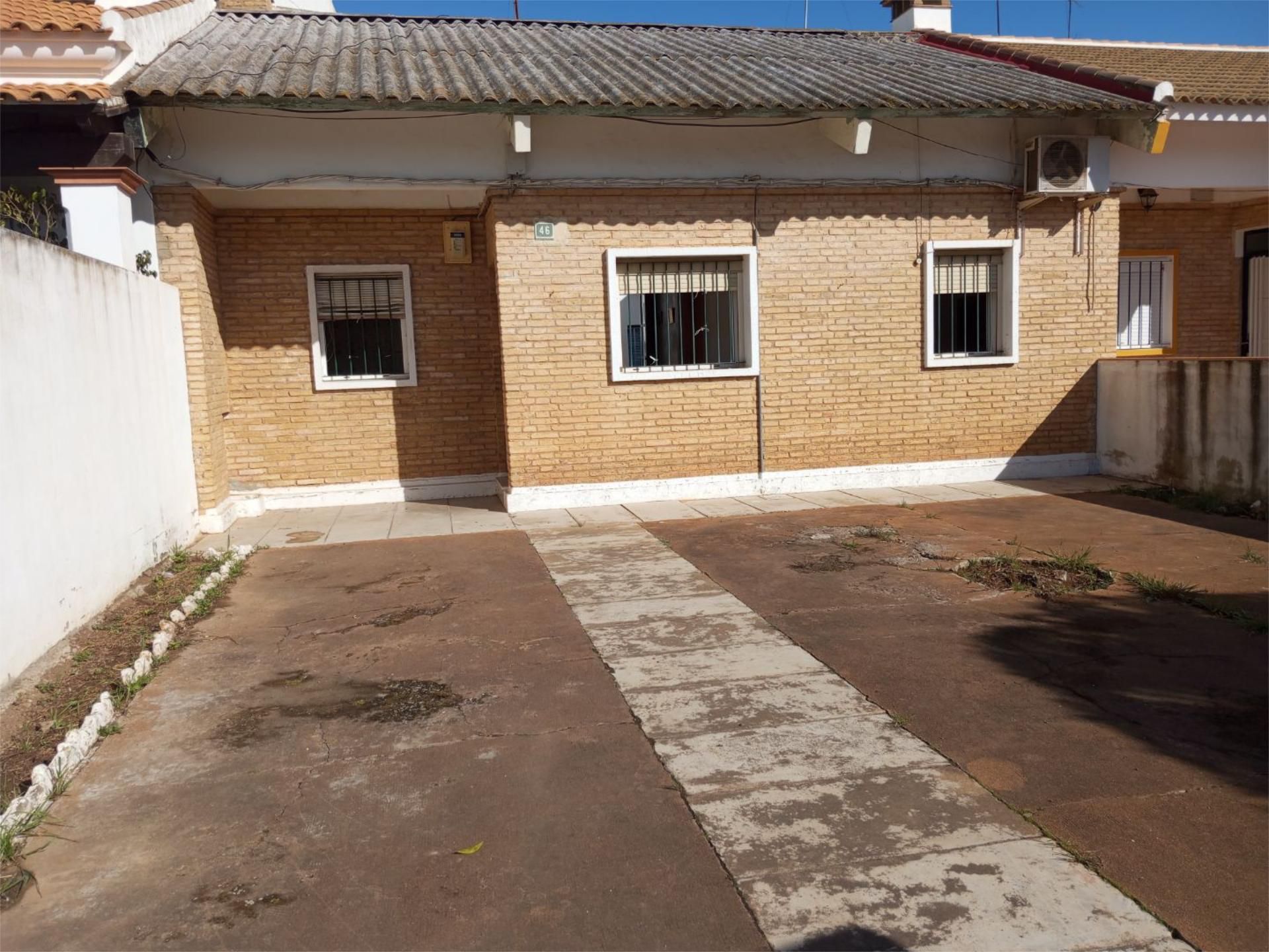 Vista exterior de Casa o xalet en venda en Pilas amb Aire condicionat i Terrassa