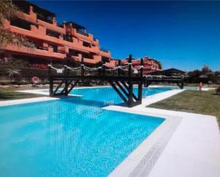 Piscina de Apartament de lloguer en Estepona amb Calefacció, Jardí privat i Terrassa