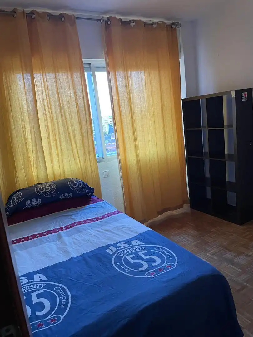 Zimmer in Calle de Torquemada, 27, Canillas Schlafzimmer von Wohnung zur untervermieten in Madrid mit Heizung, Parkett und Möbliert