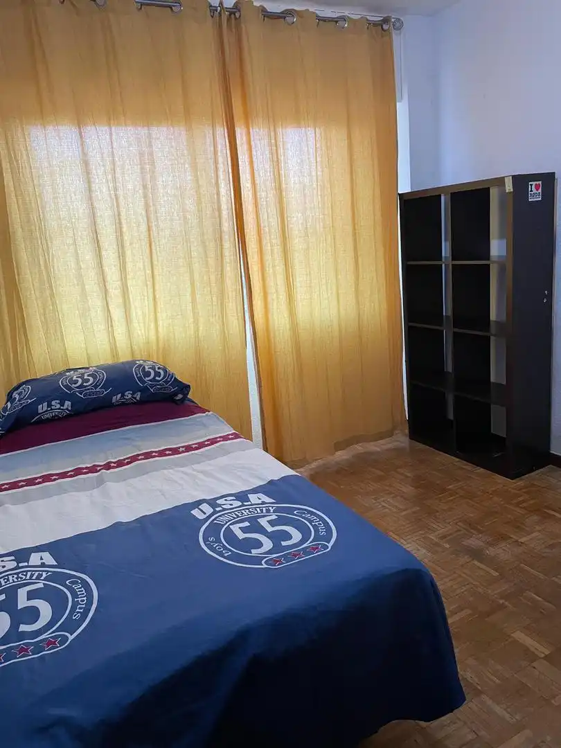 Zimmer in Calle de Torquemada, 27, Canillas Schlafzimmer von Wohnung zur untervermieten in Madrid mit Heizung, Parkett und Möbliert