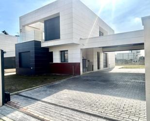 Vista exterior de Casa o xalet en venda en Móstoles amb Calefacció, Jardí privat i Terrassa