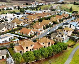 Vista exterior de Casa o xalet en venda en Villamayor amb Calefacció, Jardí privat i Parquet