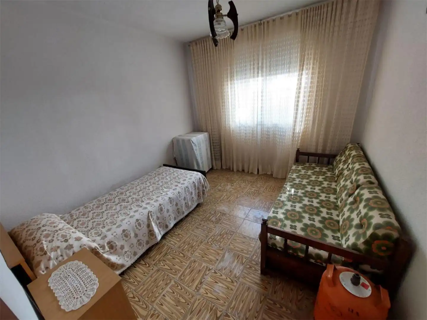 Piso en venta en Venta del Obispo, 16, San Juan del Molinillo Habitación de Piso en venta en San Juan del Molinillo con Amueblado