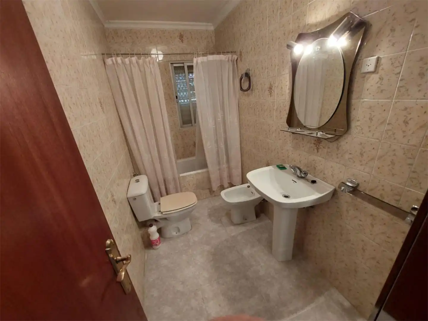 Piso en venta en Venta del Obispo, 16, San Juan del Molinillo Baño de Piso en venta en San Juan del Molinillo con Amueblado