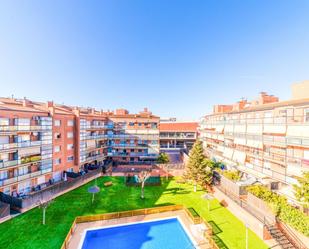 Vista exterior de Àtic en venda en Abrera amb Aire condicionat, Terrassa i Balcó