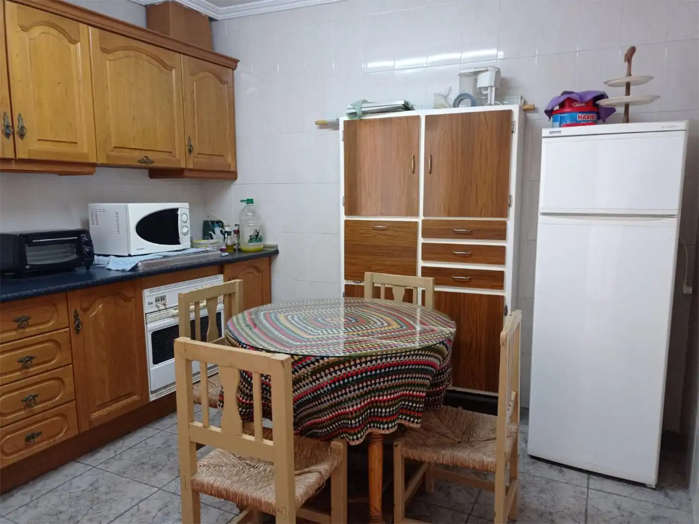 Einfamilien-Reihenhaus zum Verkauf in Calle Perales, 5, Santo Tomé Küche von Einfamilien-Reihenhaus zum Verkauf in Santo Tomé mit Klimaanlage, Abstellraum und Möbliert