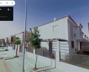 Vista exterior de Casa adosada en venda en Utrera amb Aire condicionat, Terrassa i Balcó