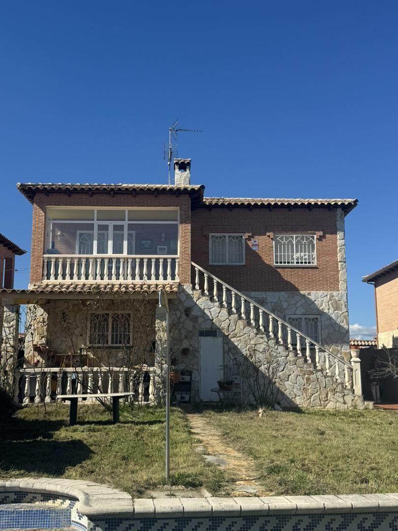 Vista exterior de Casa o xalet en venda en El Casar de Escalona amb Aire condicionat, Terrassa i Piscina