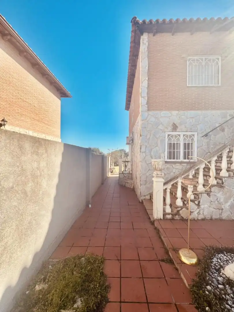 Houses for sale in Calle Ciudad Real, 280, El Casar de Escalona Exterior view of Houses for sale in El Casar de Escalona with Air Conditioner, Terrace and Swimming Pool