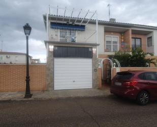 Vista exterior de Casa o xalet en venda en Yuncler amb Aire condicionat, Terrassa i Piscina