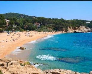 Vista exterior de Casa adosada en venda en Sant Feliu de Guíxols amb Calefacció, Jardí privat i Terrassa