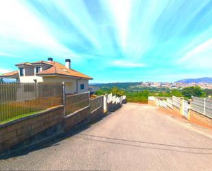 Vista exterior de Casa o xalet en venda en Oviedo  amb Terrassa i Balcó