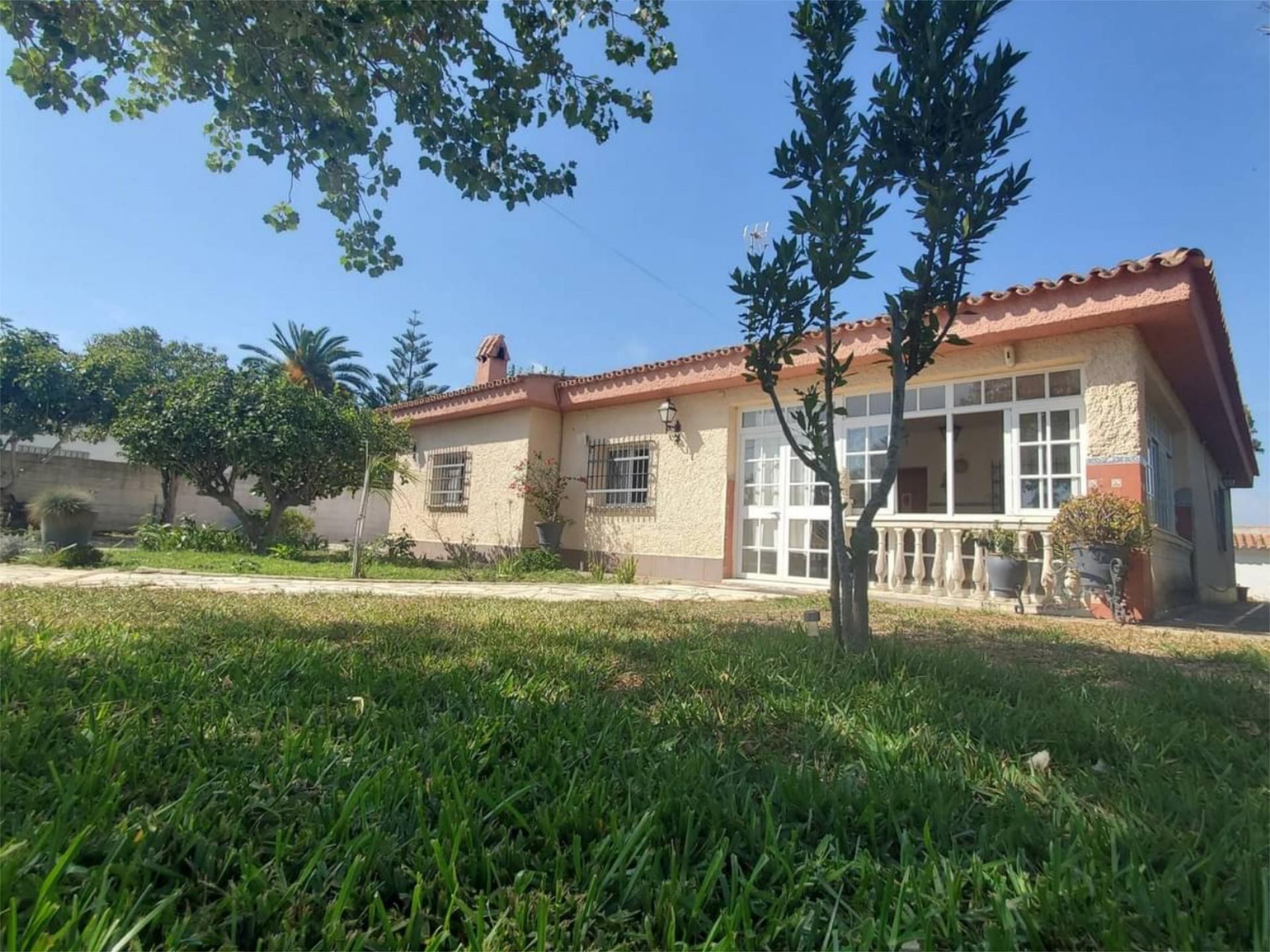 Vista exterior de Casa o xalet en venda en Chiclana de la Frontera amb Aire condicionat, Jardí privat i Terrassa