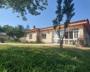 Vista exterior de Casa o xalet en venda en Chiclana de la Frontera amb Aire condicionat, Jardí privat i Terrassa