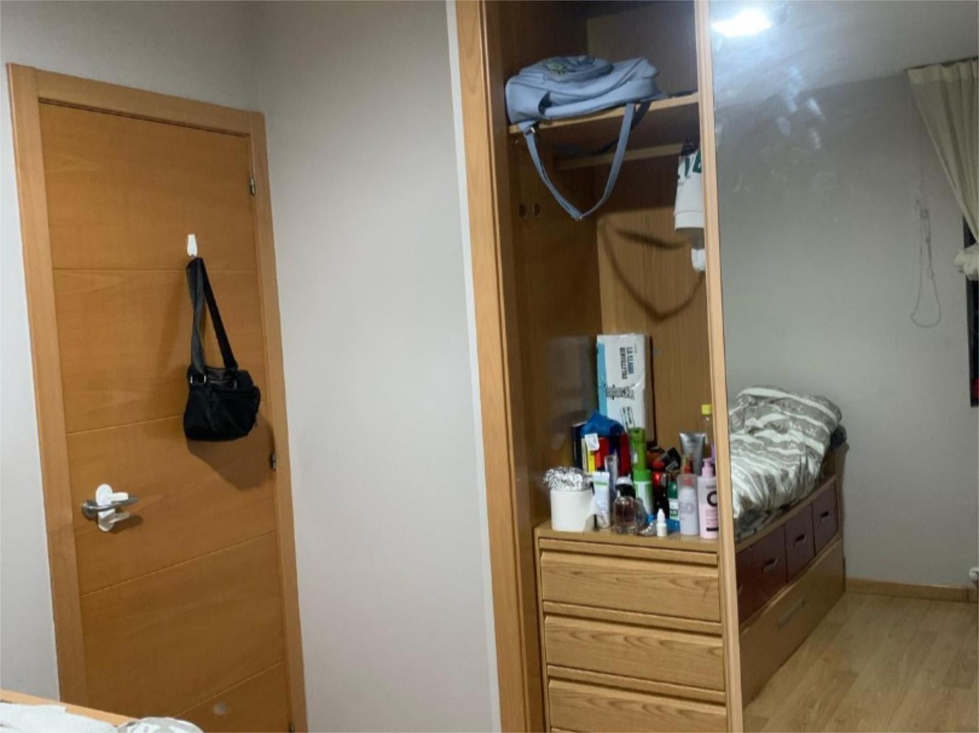 Bedroom of Flat to share in Soria Capital   with Heating and Furnished