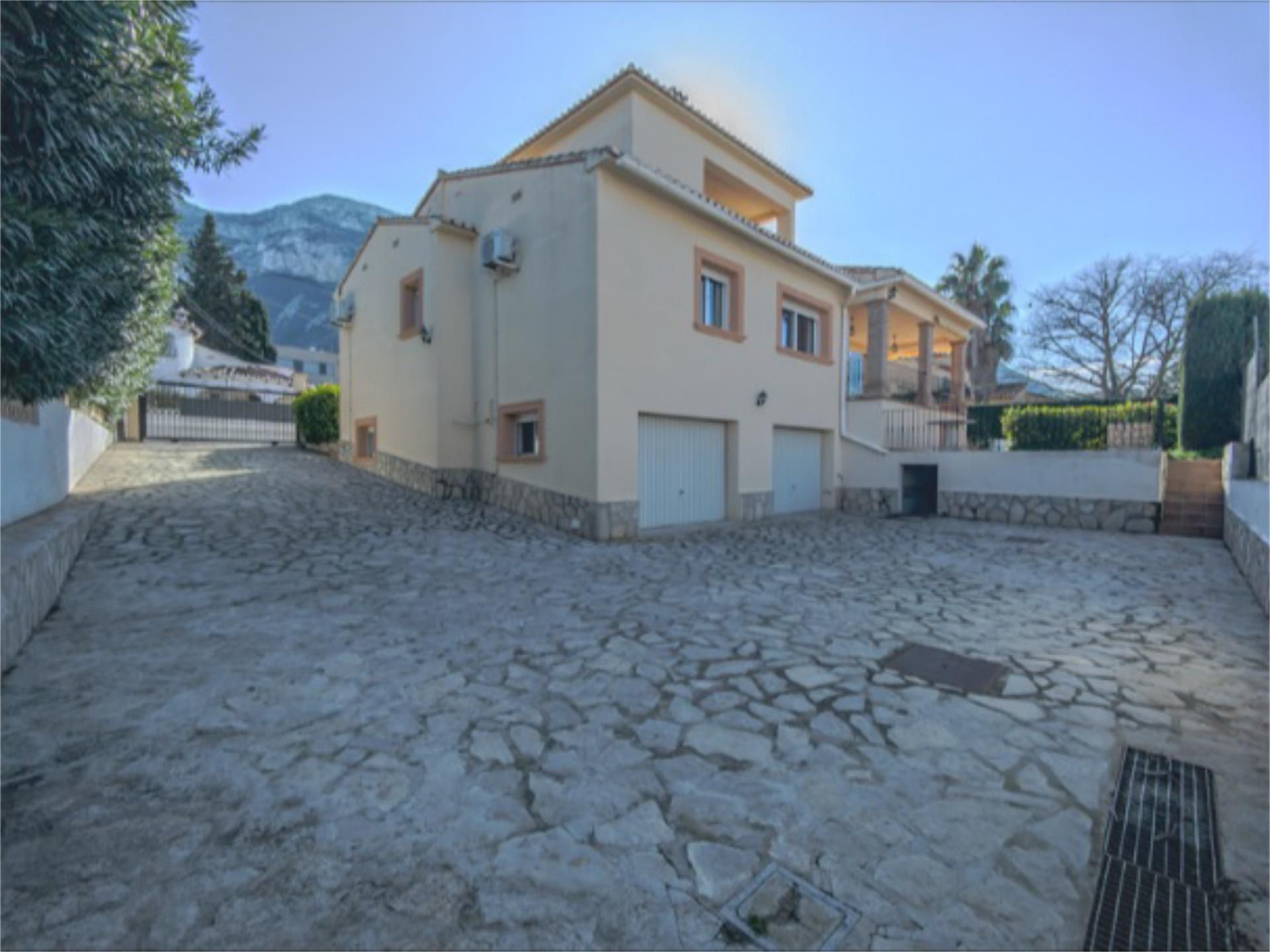 Vista exterior de Casa o xalet en venda en Dénia amb Aire condicionat, Terrassa i Piscina