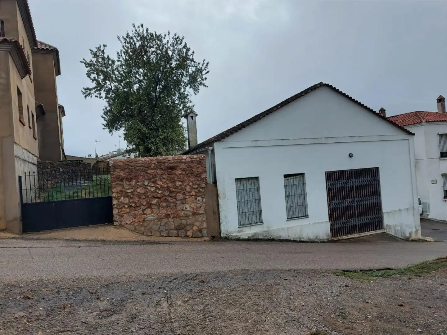 Außenansicht von Fabrikhallen zur Miete in Higuera de la Sierra