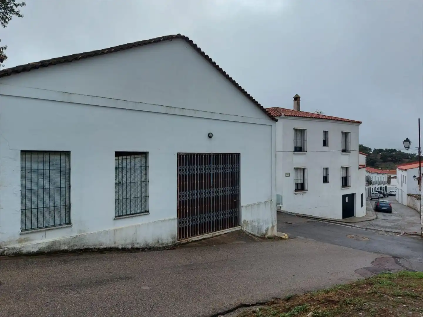 Außenansicht von Fabrikhallen zur Miete in Higuera de la Sierra