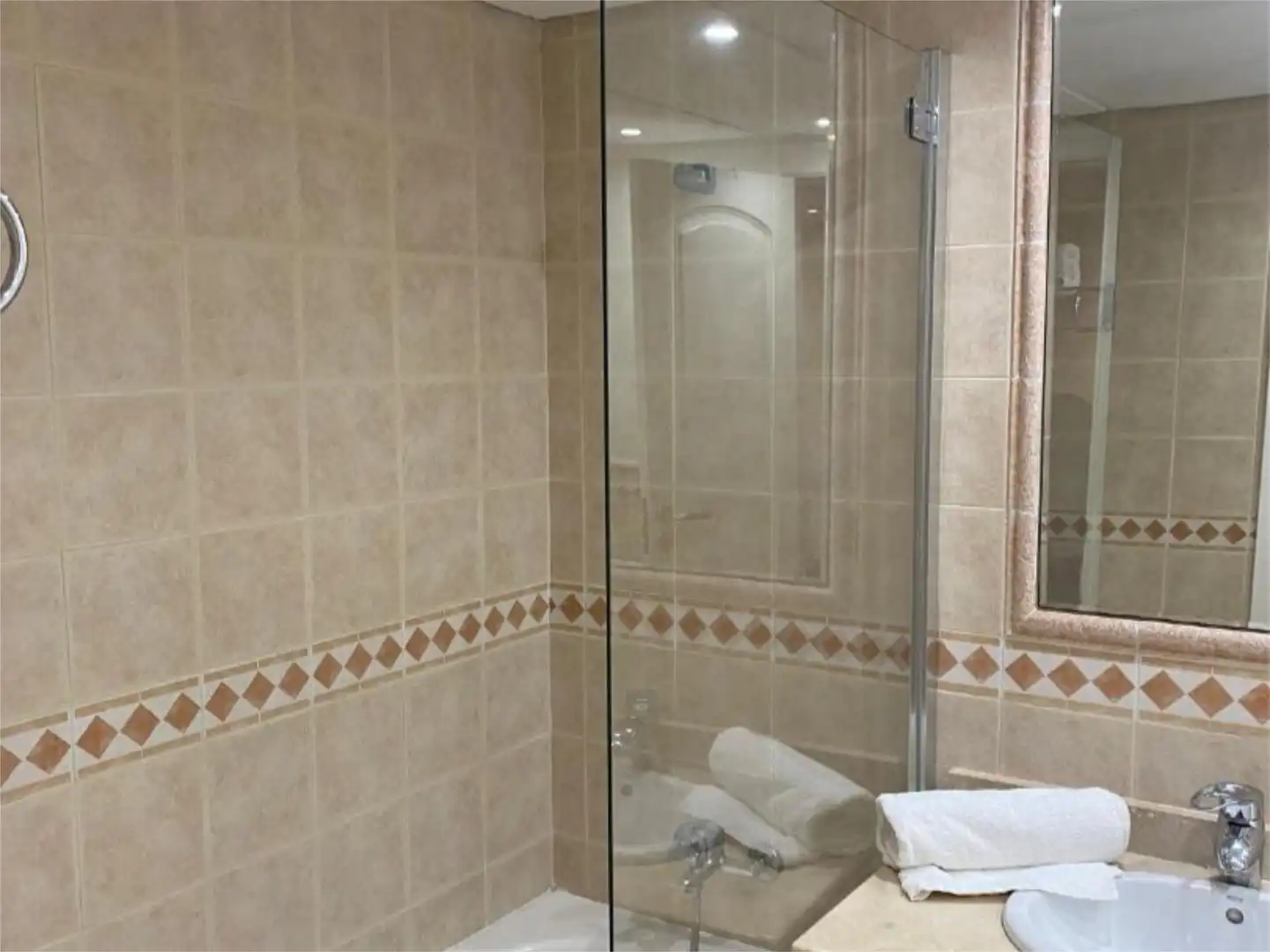 Badezimmer von Wohnung zur Miete in Marbella mit Klimaanlage, Heizung und Privatgarten