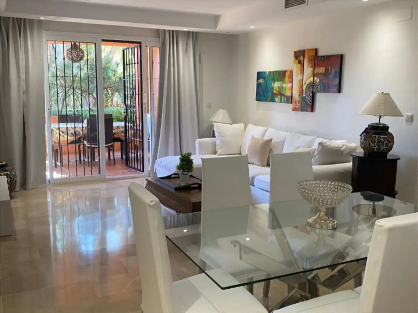 Wohnzimmer von Wohnung zur Miete in Marbella mit Klimaanlage, Heizung und Privatgarten