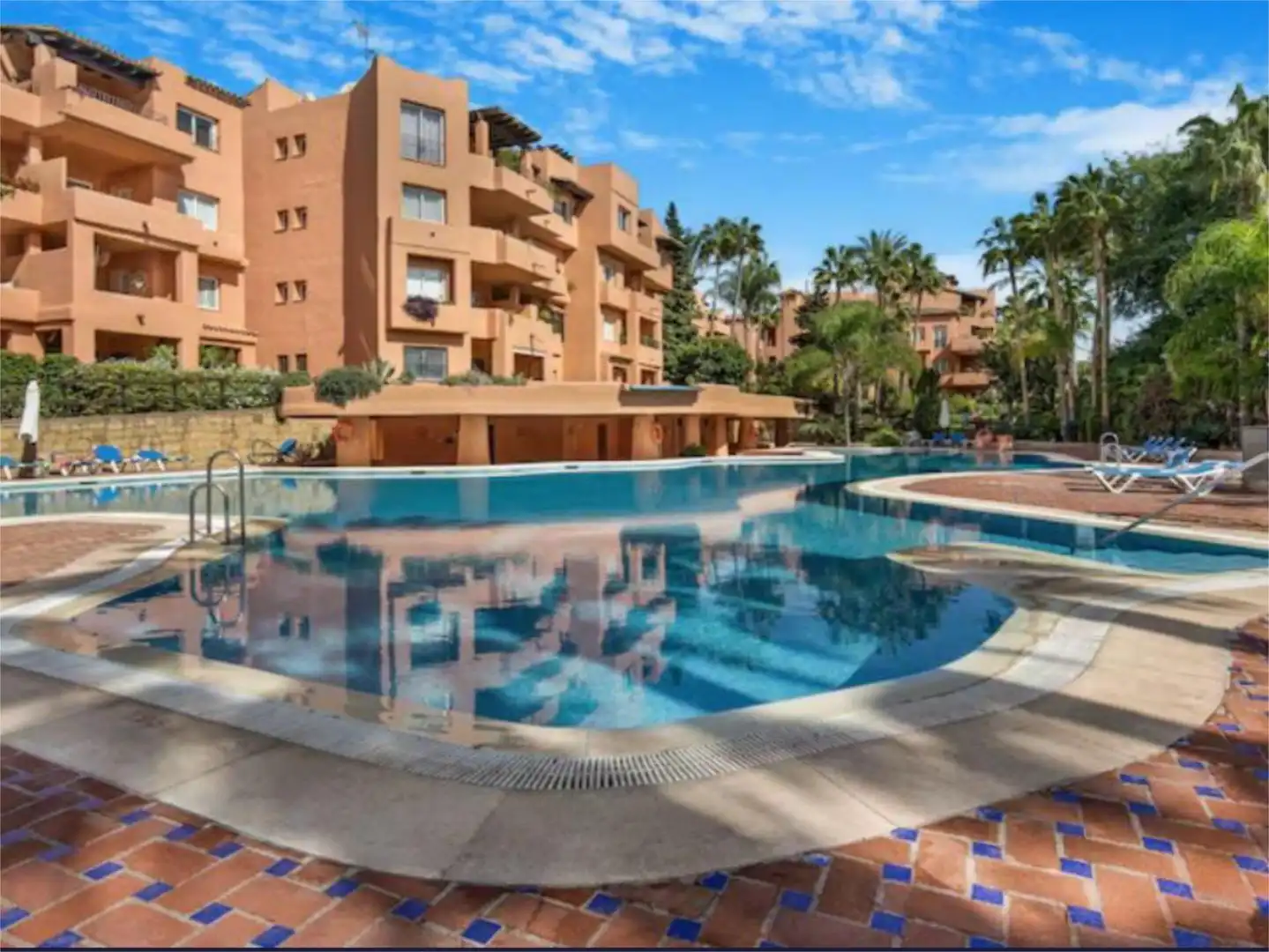 Außenansicht von Wohnung zur Miete in Marbella mit Klimaanlage, Heizung und Privatgarten