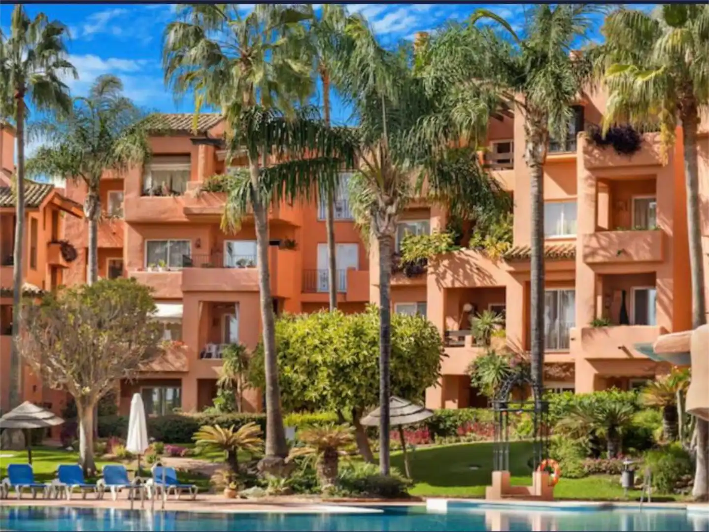 Außenansicht von Wohnung zur Miete in Marbella mit Klimaanlage, Heizung und Privatgarten