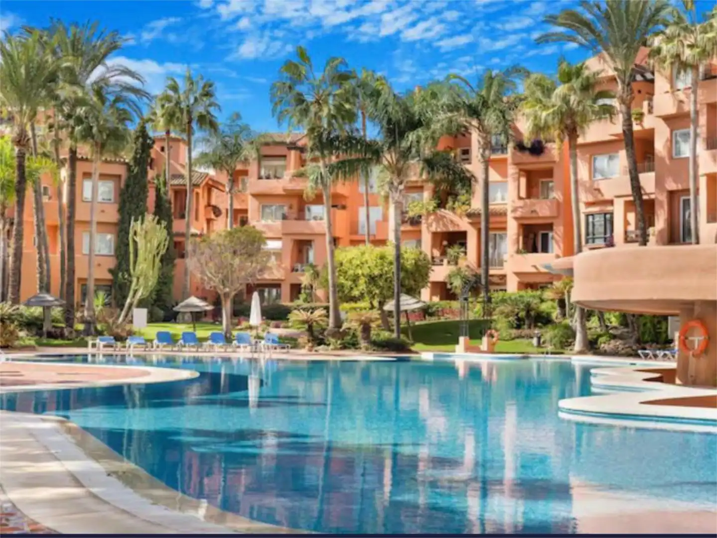 Außenansicht von Wohnung zur Miete in Marbella mit Klimaanlage, Heizung und Privatgarten
