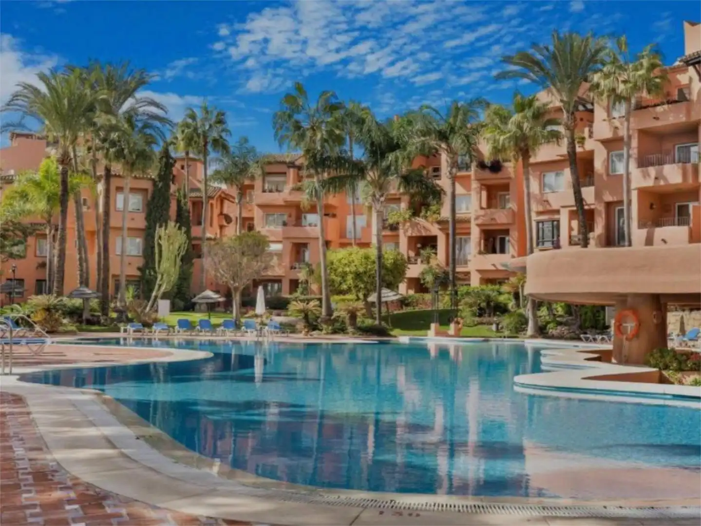 Außenansicht von Wohnung zur Miete in Marbella mit Klimaanlage, Heizung und Privatgarten