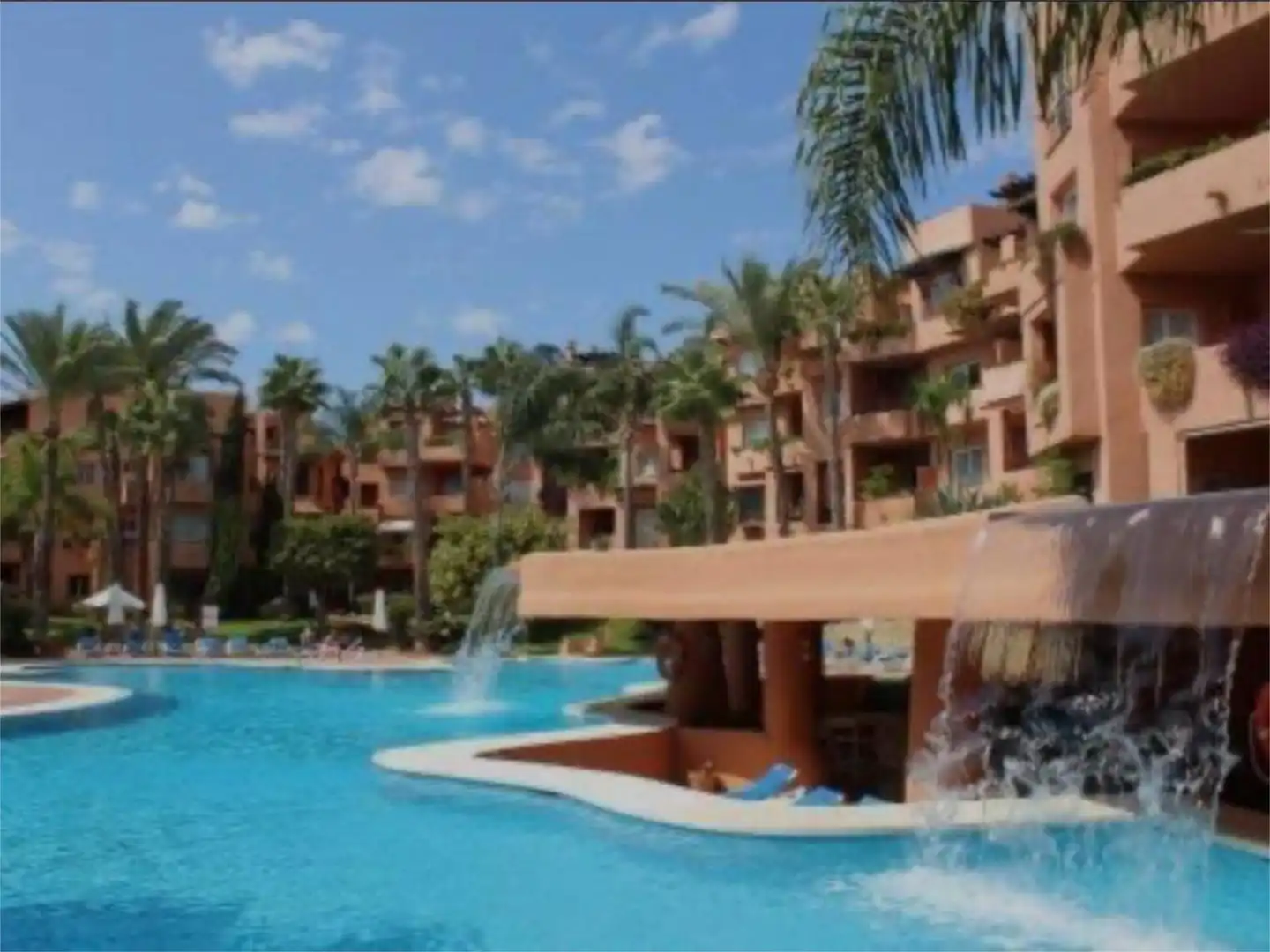 Außenansicht von Wohnung zur Miete in Marbella mit Klimaanlage, Heizung und Privatgarten