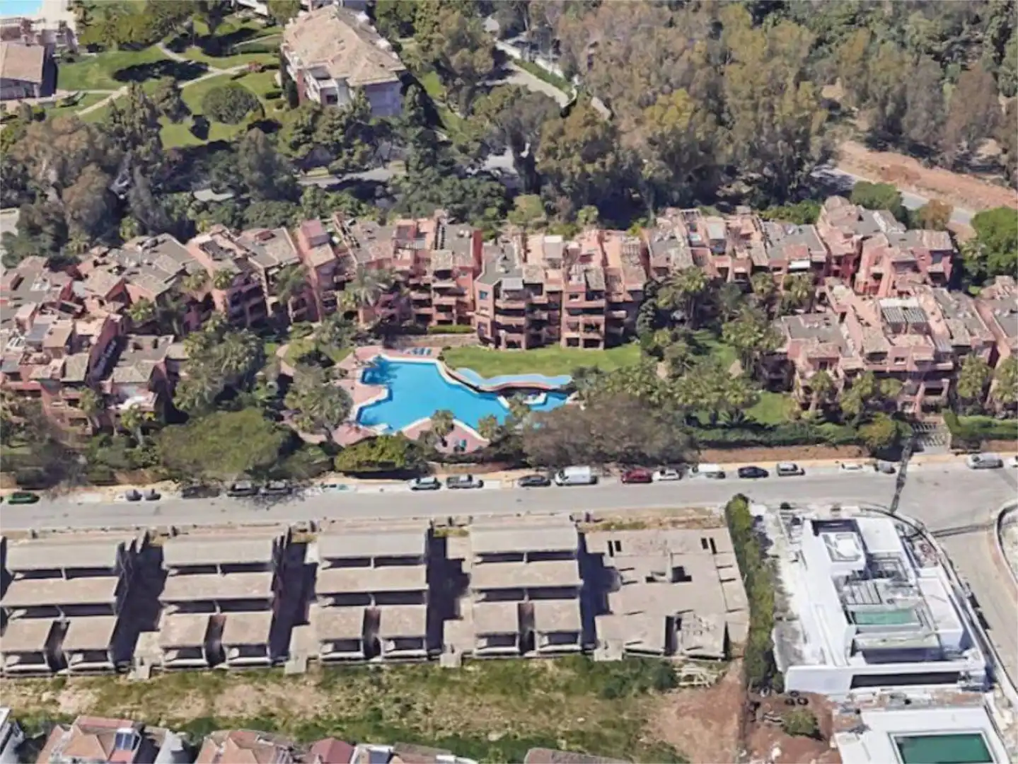 Außenansicht von Wohnung zur Miete in Marbella mit Klimaanlage, Heizung und Privatgarten