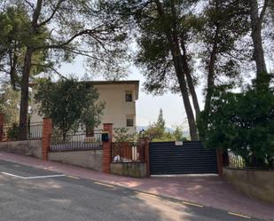 Vista exterior de Casa o xalet en venda en Castellví de Rosanes amb Terrassa i Balcó