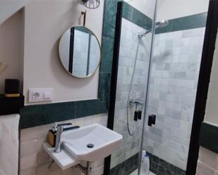 Bathroom of Duplex to rent in Carmona  with Air Conditioner, Heating and Terrace