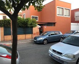 Vista exterior de Casa o xalet en venda en  Sevilla Capital amb Calefacció, Jardí privat i Terrassa