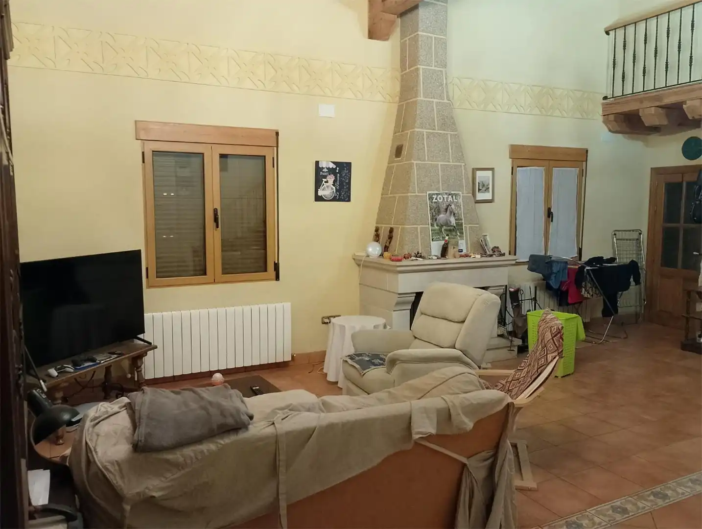 Sala d'estar de Casa adosada per a compartir en Carbonero el Mayor amb Microones i TV