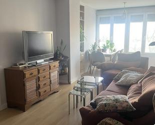 Living room of Flat to share in Valladolid Capital  with Heating, Parquet flooring and Furnished