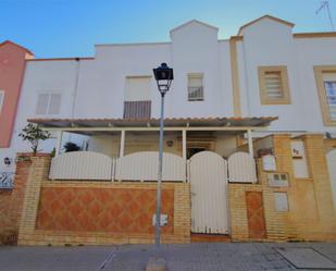 Vista exterior de Casa adosada en venda en Trebujena amb Aire condicionat, Terrassa i Balcó