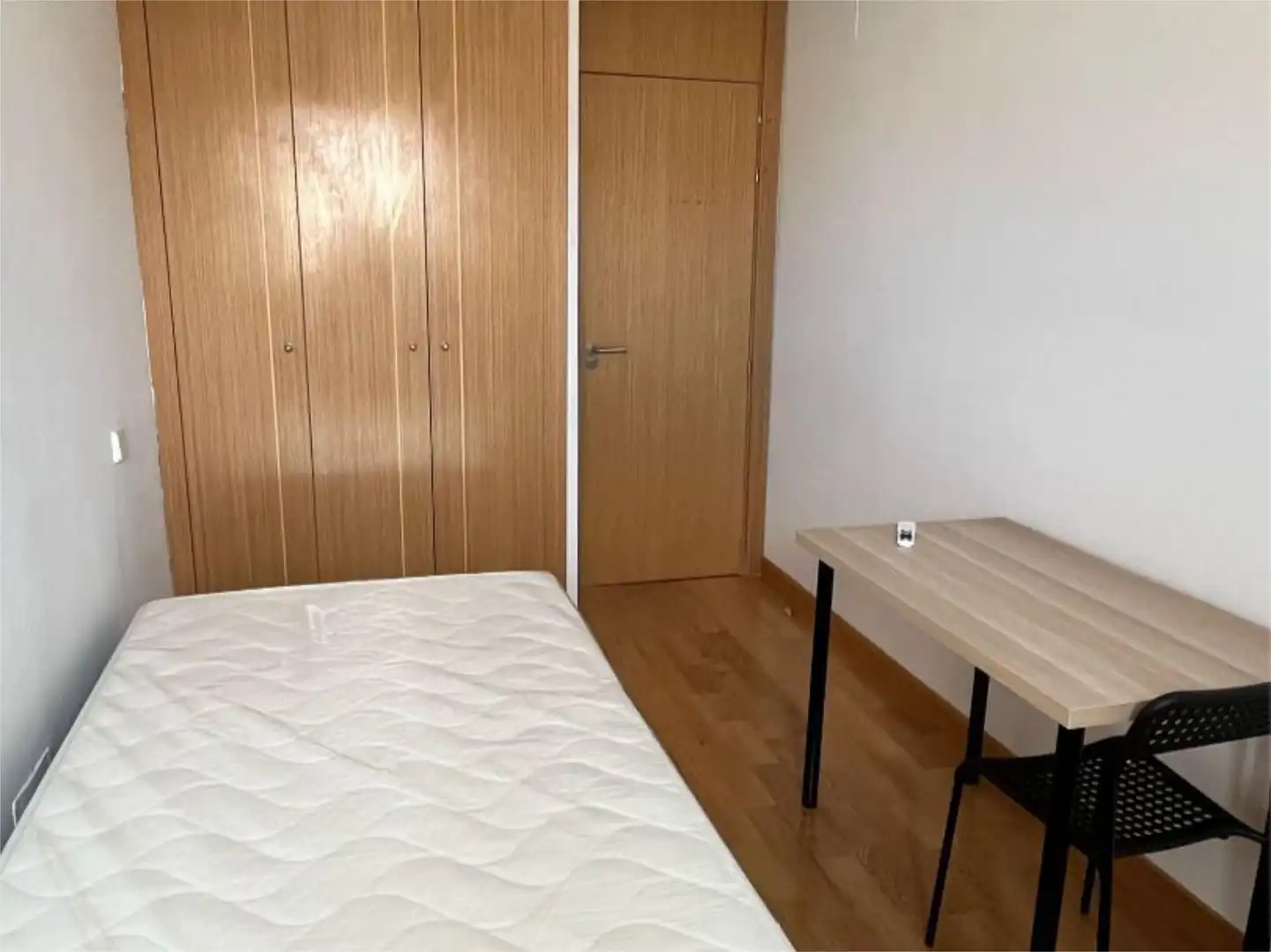 Zimmer in Calle Roble, Yebes - Valdeluz Schlafzimmer von Wohnung zur untervermieten in Yebes mit Heizung, Privatgarten und Parkett